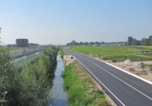 Highway with drainage system